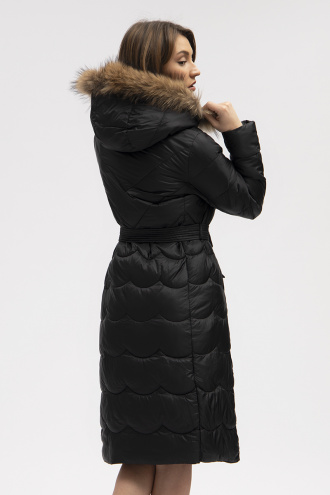 Дамско дълго яке в черно с качулка с естествен пух и допълнителен колан