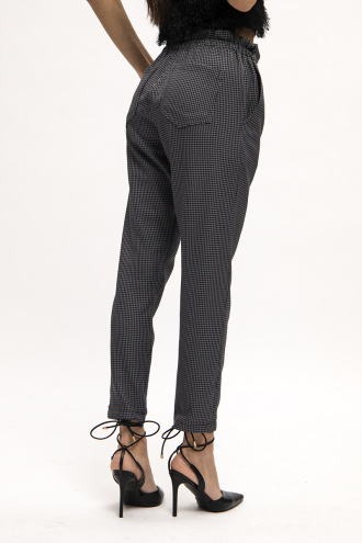 Дамски панталон в сиво-черен пепит и ластик в талията