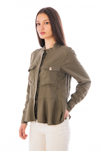 Дамско вталено сако в цвят милитъри с бродерия на гърба