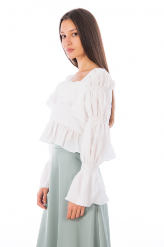Къса блуза в бяло с харбали по деколтето и ластичен гръб