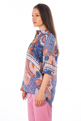 Дамска блуза от фина материя с принт цветя и кръгове в синьо и червено