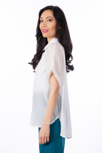 Дамска риза от фина материя в бяло с издължен гръб