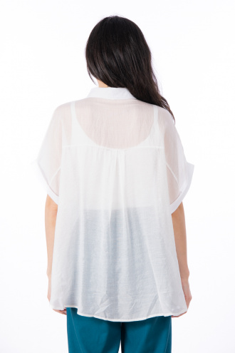 Дамска риза от фина материя в бяло с издължен гръб