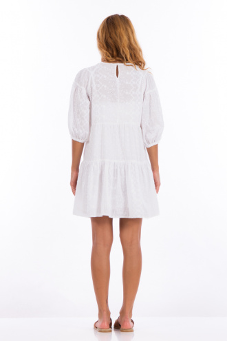 Къса рокля от памук в бяло с рязана бродерия