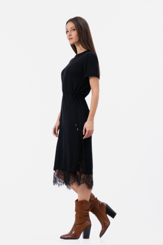 Миди рокля от фино плетиво в черно с дантела в долната част и странични цепки
