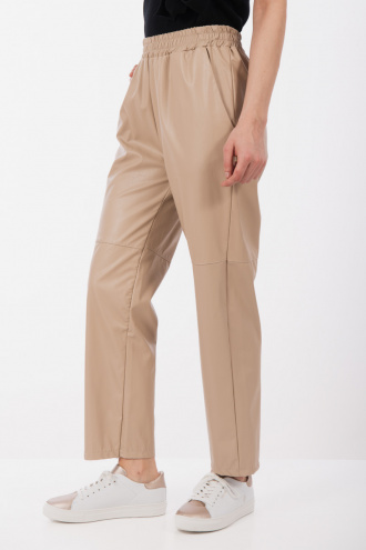 Дамски панталон от еко кожа в бежово с ластик