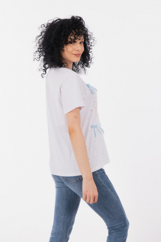 Дамска тениска в бяло с декорация лебеди, перли и сини панделки