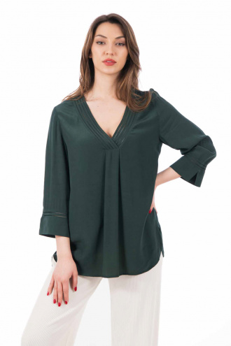 Дамска ефирна блуза в тъмнозелено със 7/8 ръкав и остро деколте