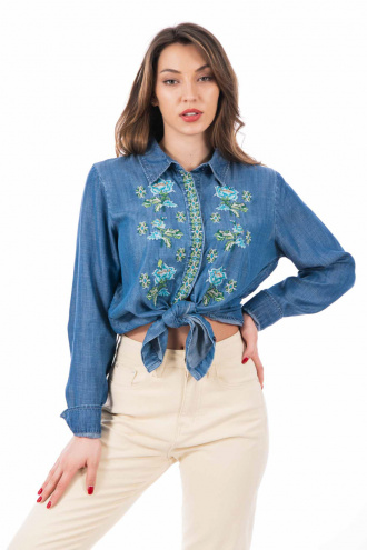 Дамска риза от тънък деним в синьо с бродерия цветя