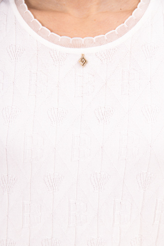 Дамски топ от фино плетиво в бяло със злата декорация по деколтето и релефен принт