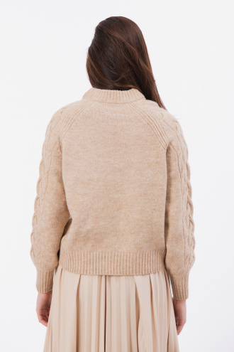Дамски пуловер от едро плетиво в бежово с плитки по ръкавите