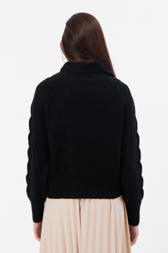 Дамски пуловер от едро плетиво в черно с плитки по ръкавите