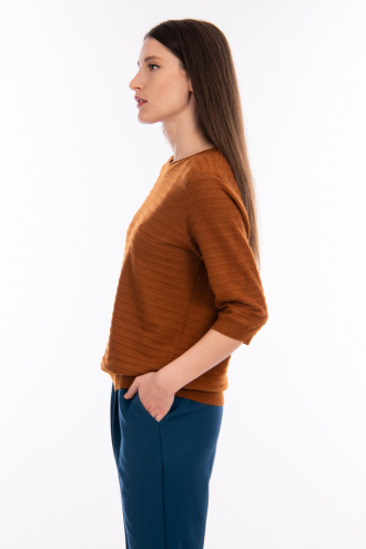 Дамска блуза в цвят карамел с хоризонтални релефни вълни
