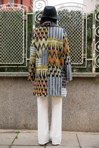 Дамско палто от вълна с цветен зигзагообразен принт