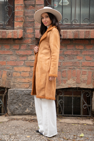 Дамско палто в светлокафяво с каракулена подплата