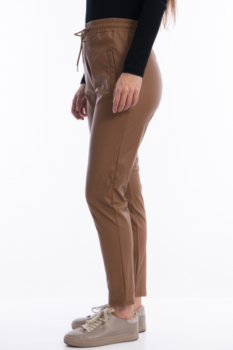 Дамски ватиран панталон от еко кожа в кафяво с ластик и връзки