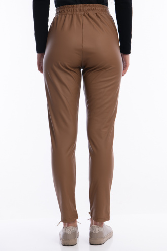 Дамски ватиран панталон от еко кожа в кафяво с ластик и връзки