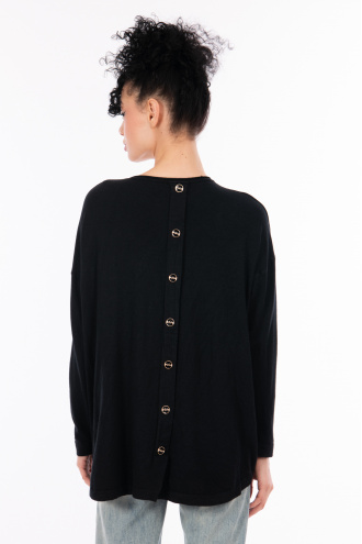 Дамски пуловер в черно с джоб с камъчета и копчета на гърба