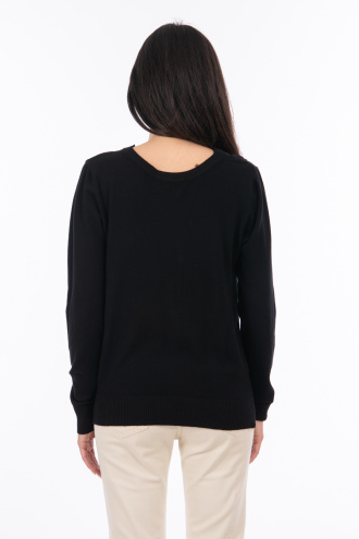Дамски пуловер от фино плетиво в черно с остро деколте и бродирана дантела