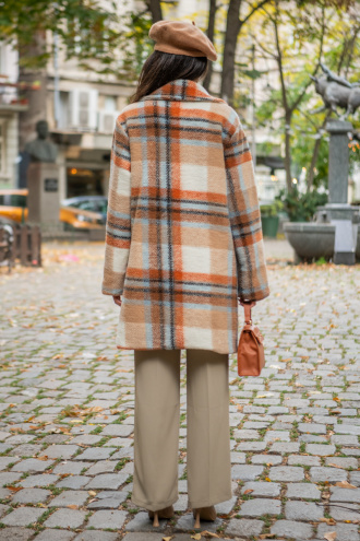 Дамско вълнено палто в бежово с оранжево каре