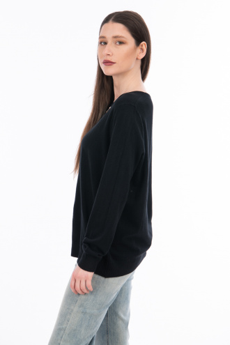 Дамски пуловер от фино плетиво в черно и деколте със златиста висулка