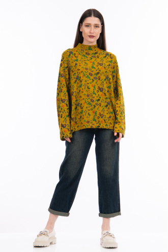 Дамски пуловер от фино плетиво в цвят горчица с цветен флорален принт