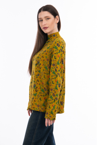 Дамски пуловер от фино плетиво в цвят горчица с цветен флорален принт