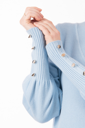 Дамски пуловер в светлосиньо с копчета в края на ръкава