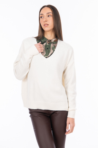 Дамски пуловер в цвят екрю с остро деколте