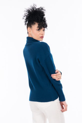 Дамски пуловер в синьо с поло яка