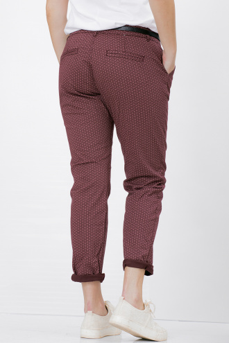 Памучен панталон със ситен десен и колан