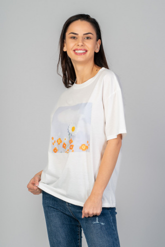 Дамска тениска в бяло с щампа маргаритка