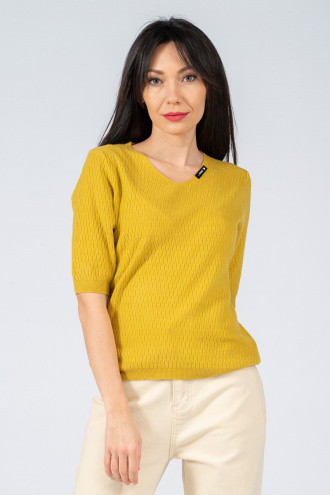 Дамска блуза от фино плетиво в жълто с остро деколте и нишка ламе