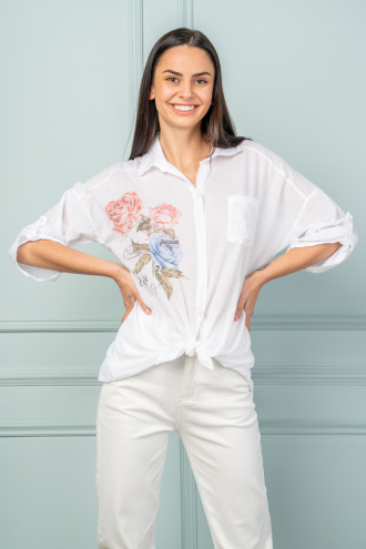 Дамска риза от фин памук в бяло с щампа рози