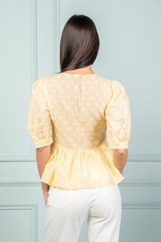 Дамска къса блуза в светложълто с рязана бродерия