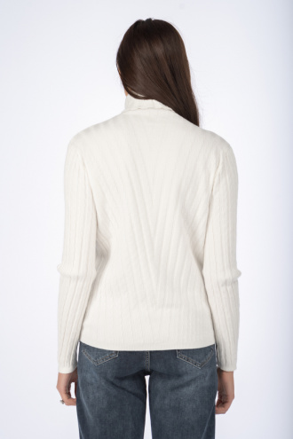 Дамски пуловер с поло яка от фино плетиво в бяло