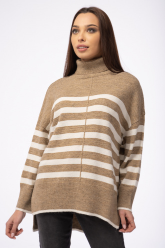 Дамски пуловер в бежово с бели хоризонтални ленти и поло яка