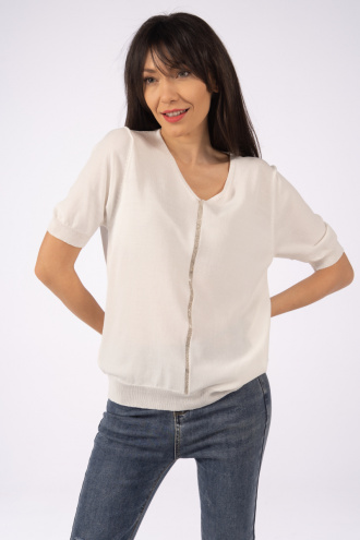 Дамска блуза в бяло с остро деколте и вертикален кант с камъни
