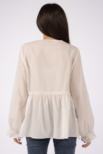 Дамска блуза в бяло с рязана бродерия и копчета