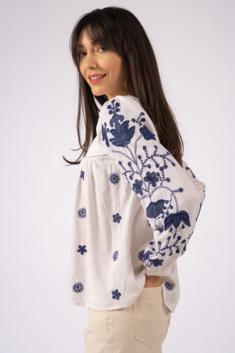 Дамска блуза в етно стил в бяло със сини бродирани цветя
