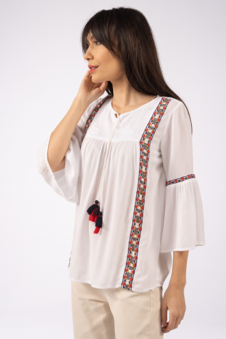 Дамска блуза в етно стил в бяло с шевици и връзка с пискюл на деколтето