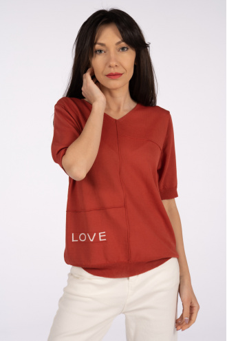 Дамска блуза в керемидено червено с остро деколте и надпис LOVE