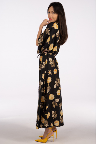 Ефектна рокля в черно тип кимоно с принт жълти цветя