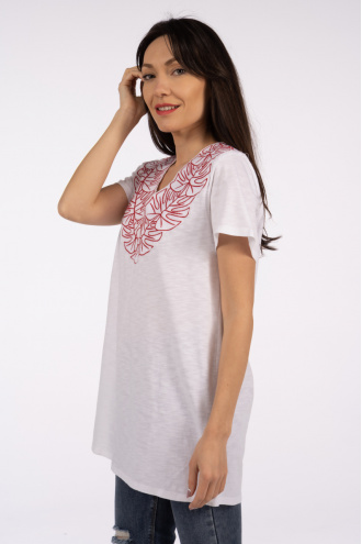 Дамска блуза в бяло с бродирани червени листа по деколтето