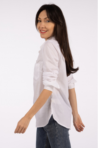 Дамска блуза в бяло с нежни бродирани цветчета и пет копчета