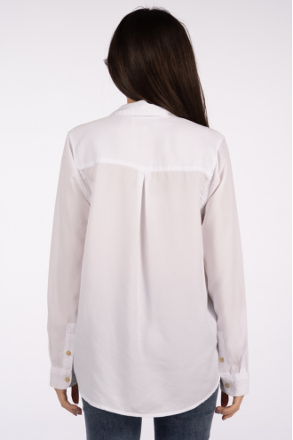 Дамска риза от вискоза в бяло с два джоба