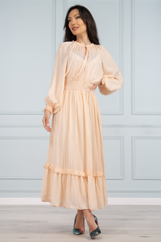 Дълга ефирна рокля в прасковен цвят със широк ластик на талията