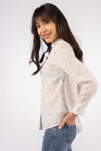 Дамска риза в бяло със синя панделка и принт ситни череши
