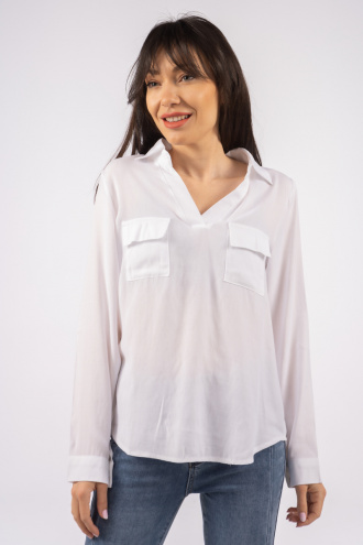Дамска ефирна блуза в бяло с джобове отпред