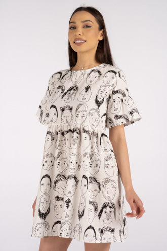 Свободна къса рокля в бяло с графичен десен лица с връзка на гърба